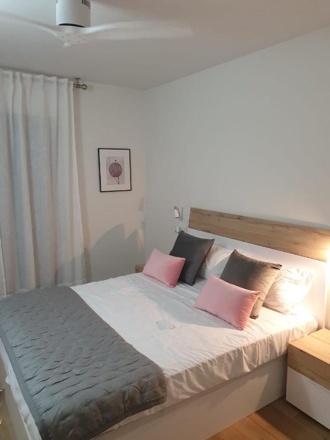 Maxx Apartamento Салоу Екстер'єр фото